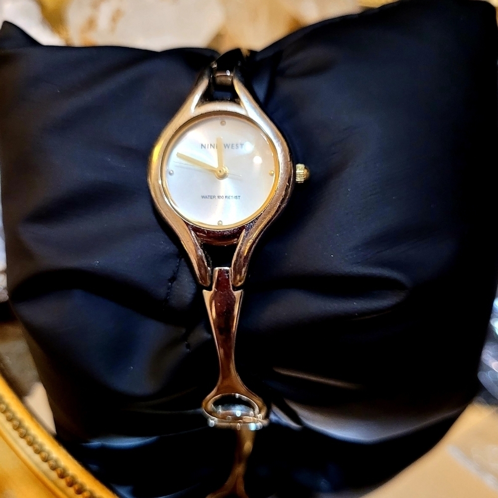 VINTAGE NINE WEST SILVER WATER PROOF LADIES WATCH - Picture 11 of 14